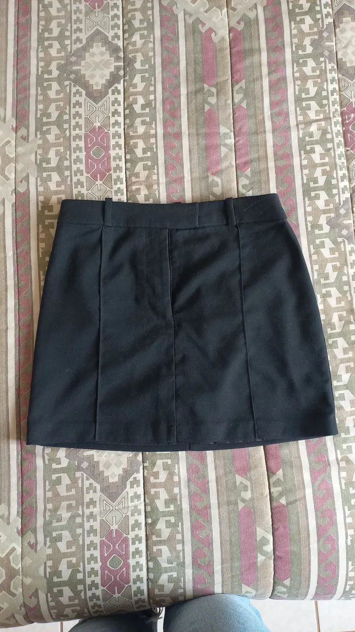 Mini saia H&M nova, usada 2x. Veste 34 e 36