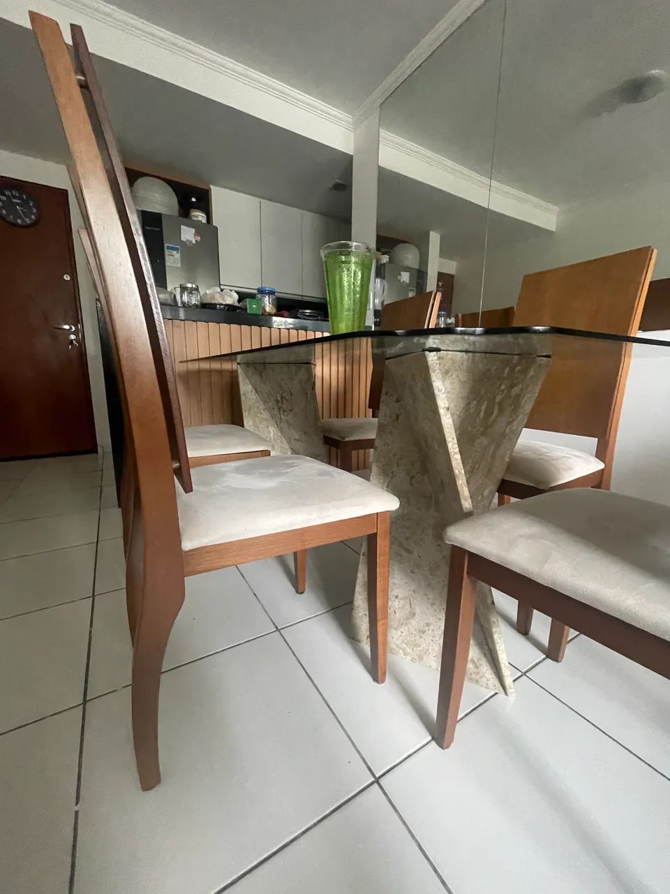 Mesa de jantar com 5 cadeiras em madeira - Foto 5