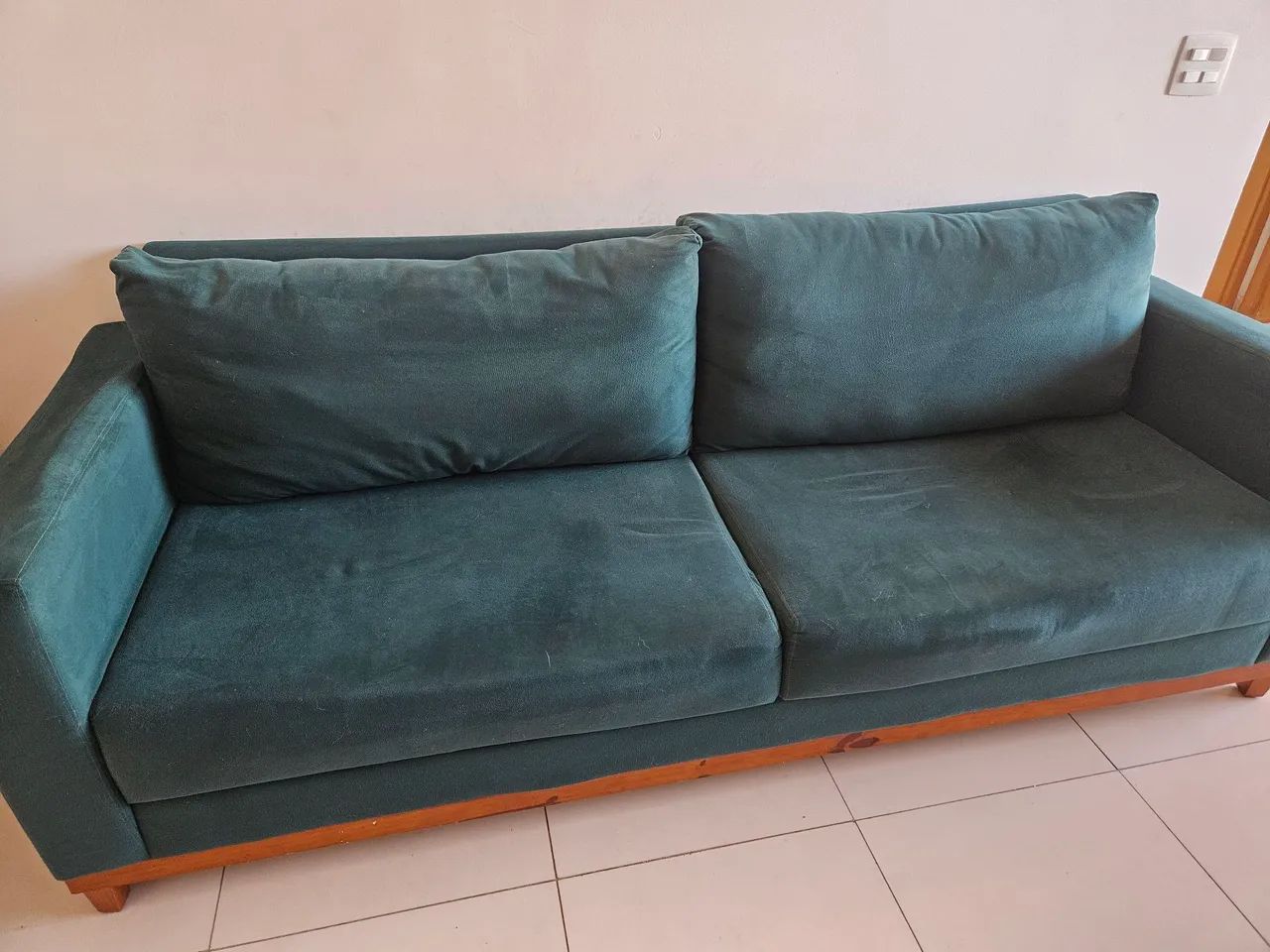 Sofá 4 lugares verde suede com almofadas, 2,30 de largura  - Foto 2