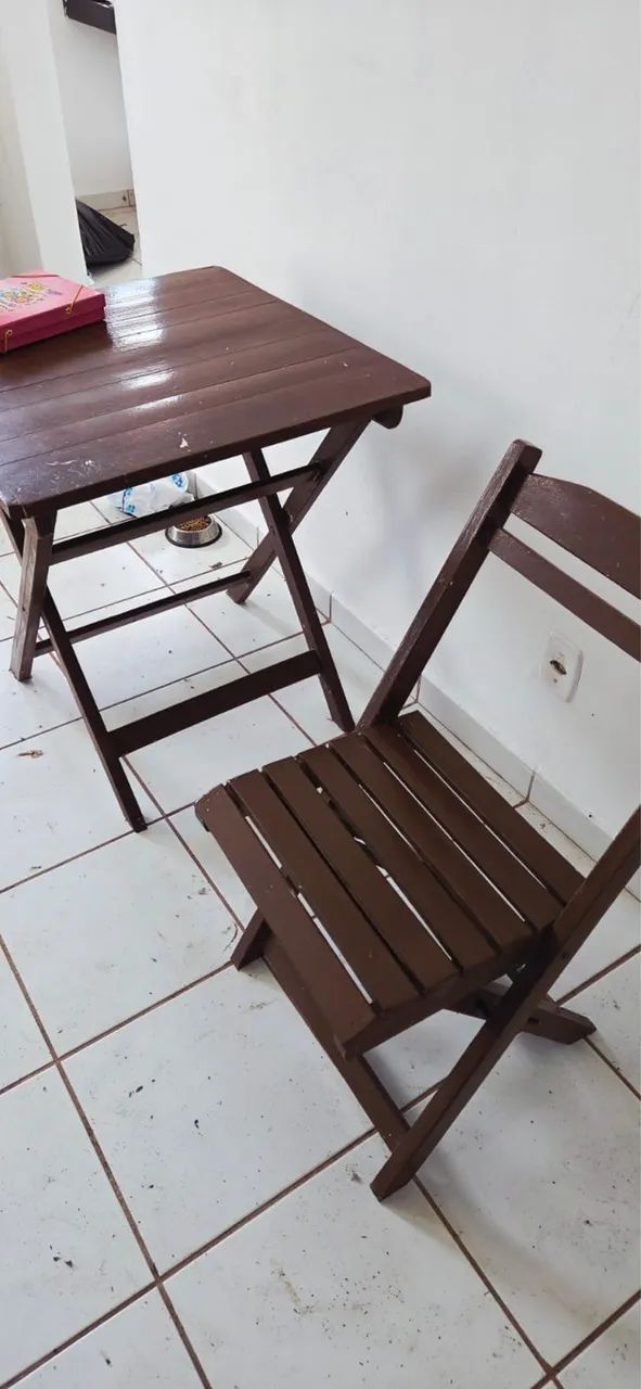 Mesa e cadeira de madeira 
