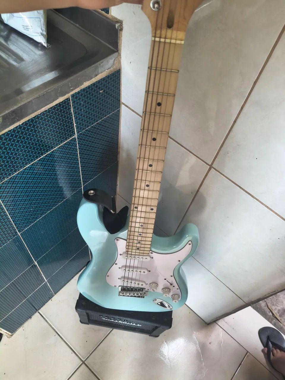 Guitarra Waldman com amplificador  - Foto 3