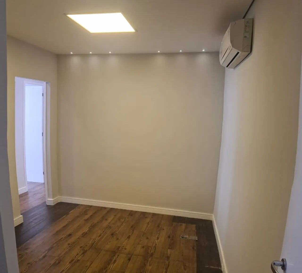 Sala comercial na Rua Doutor Alfredo de Castro, 200 - Conjunto 1908/1909  128 m²
