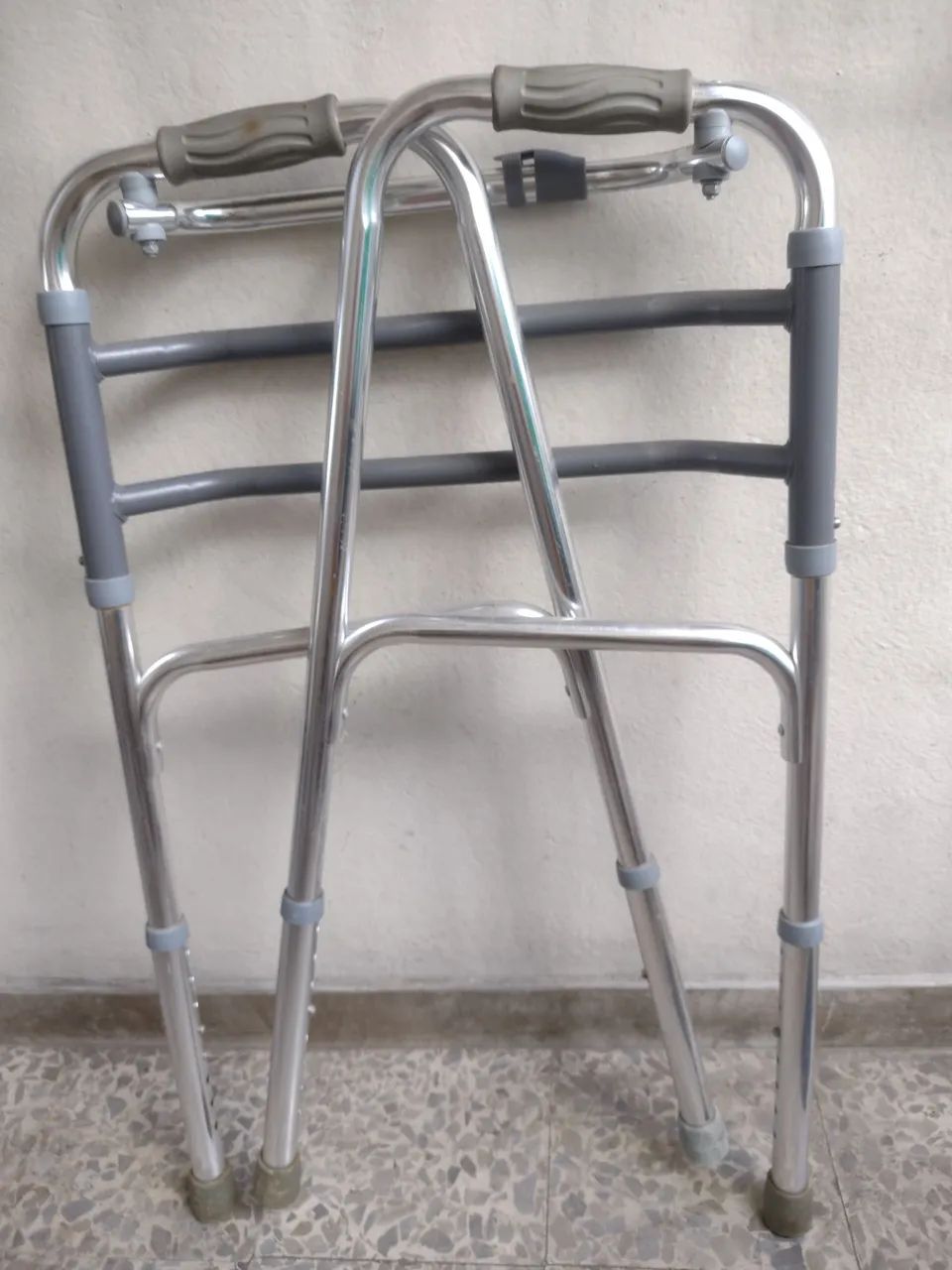 Andador para idosos de alumínio dobrável e articulado  - Foto 3