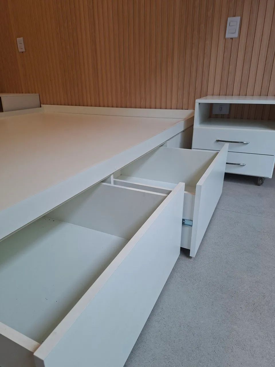 Cama Queen + 2 criados mudos - Foto 2