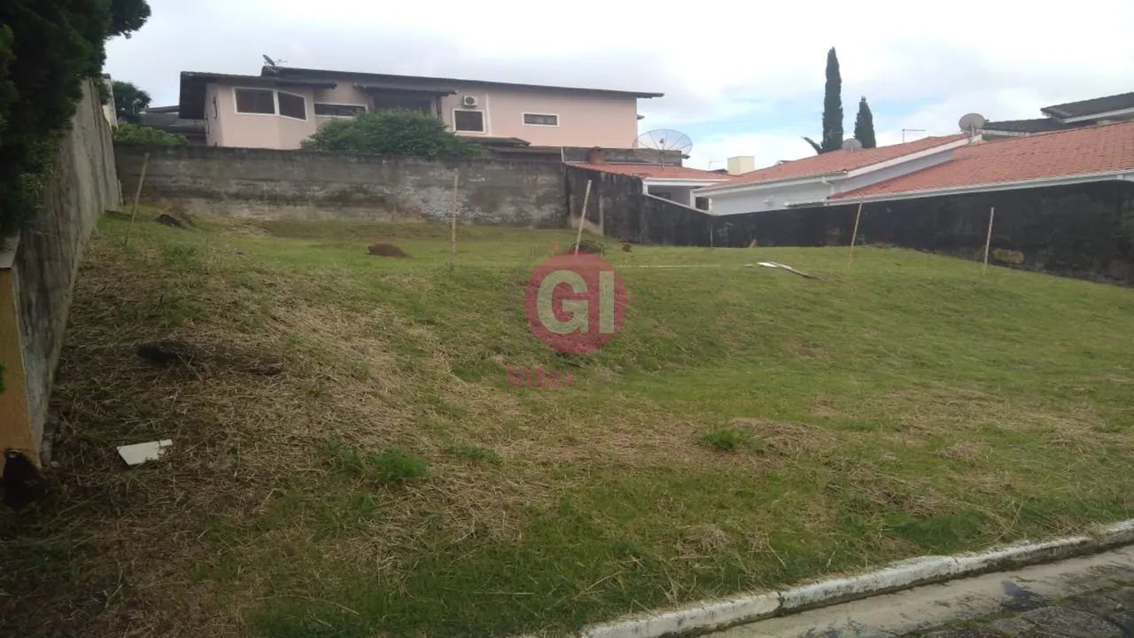 Terreno em Jacareí cond. Coleginho, com 375 m² já murado prontinho para ser edificado. Ven