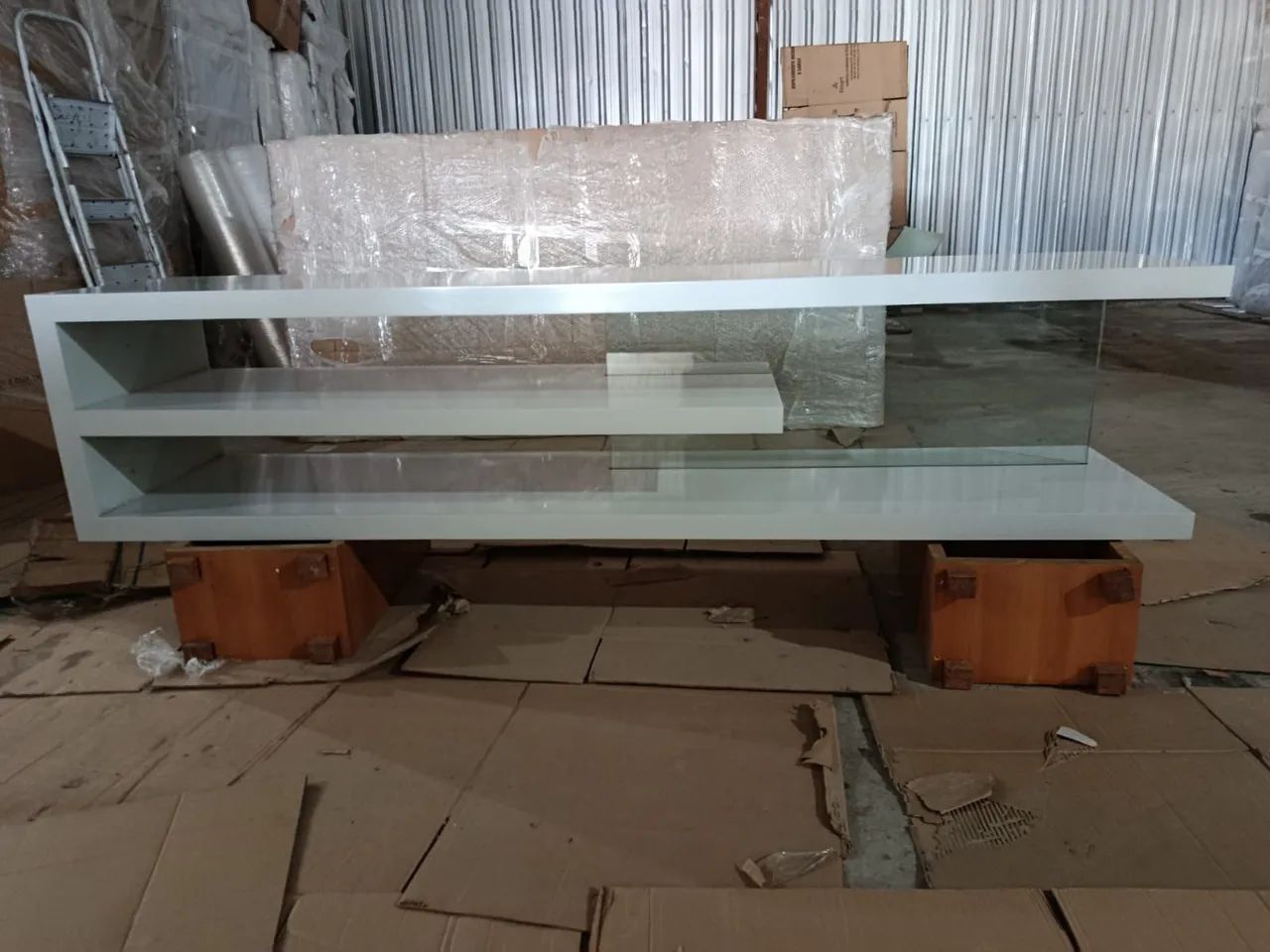 Rack laqueado com detalhe em vidro. - Foto 3