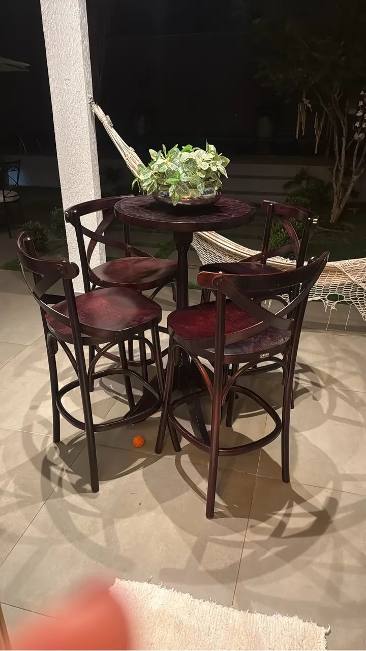 Bistrô de madeira com 4 banquetas 