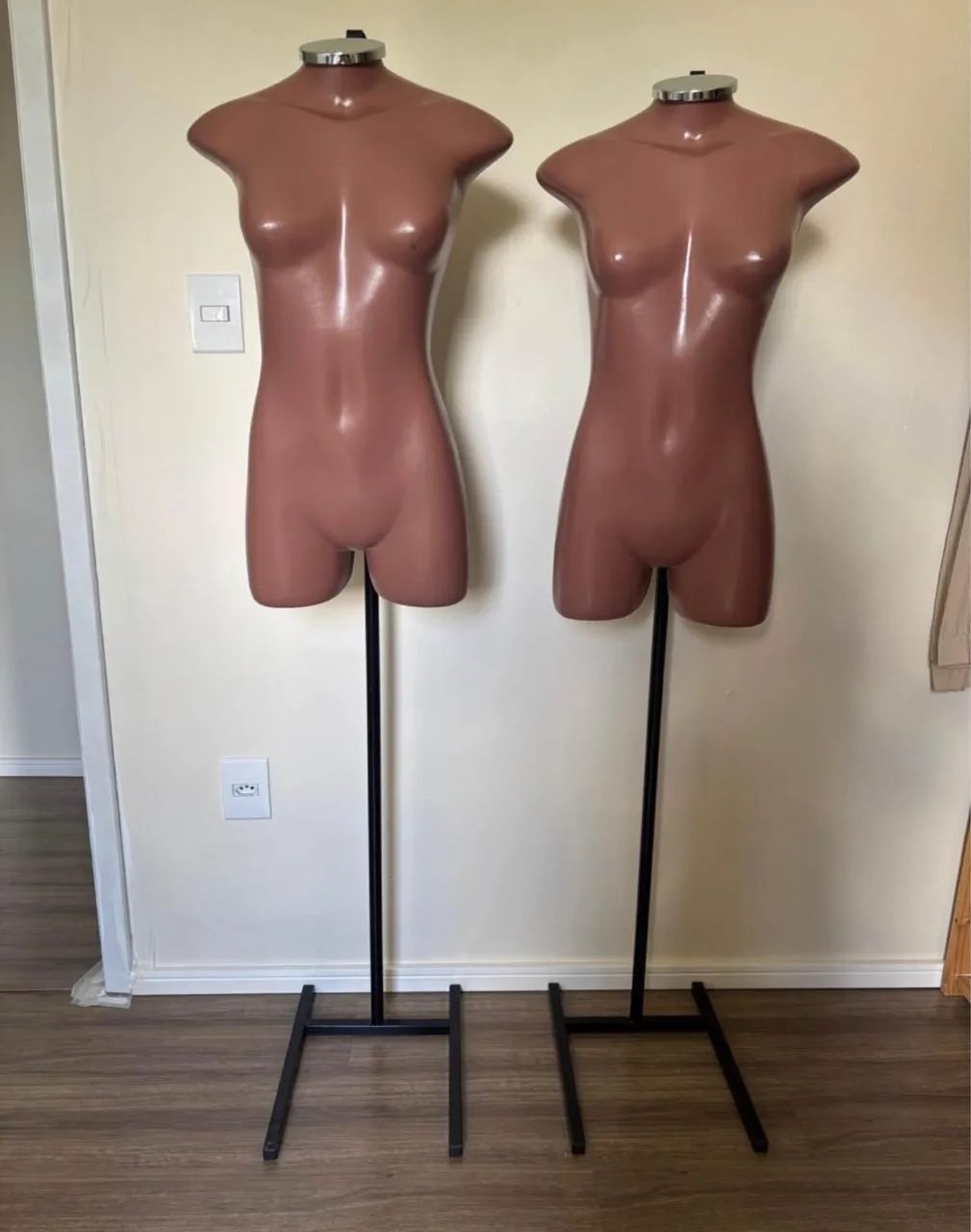 Busto manequim de fibra feminino com pedestal H