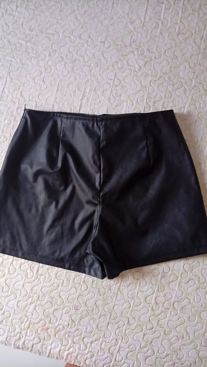 Vendo esse short preto de couro tamanho GG. - Foto 2