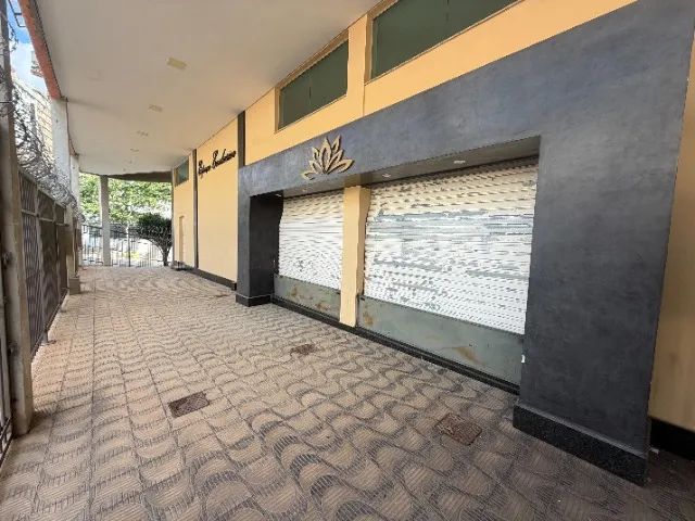 loja comercial reformada, no nível da rua, com aproximadamente 400m² e 2 pavimentos.