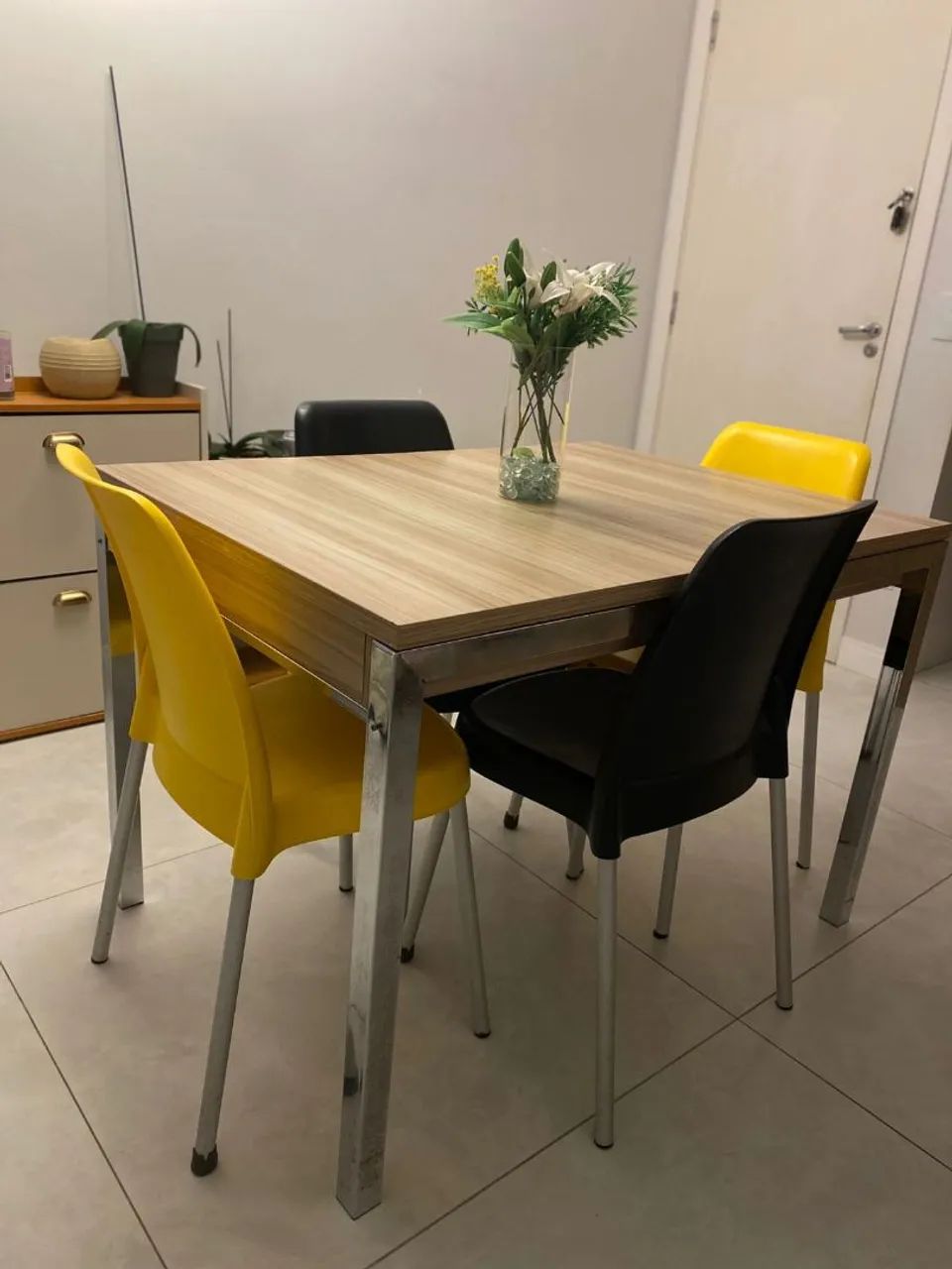 Mesa extensivel 4 e 6 lugares com 4 cadeiras tramontina - Foto 3