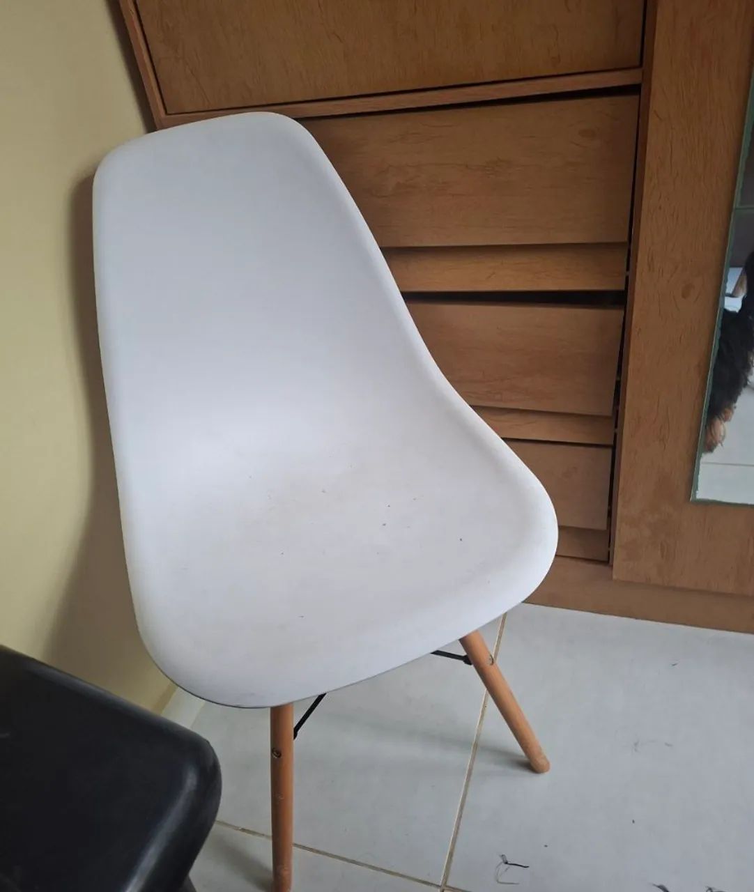 Vendo mesa de vidro com 90 cm e 2 cadeiras  - Foto 3