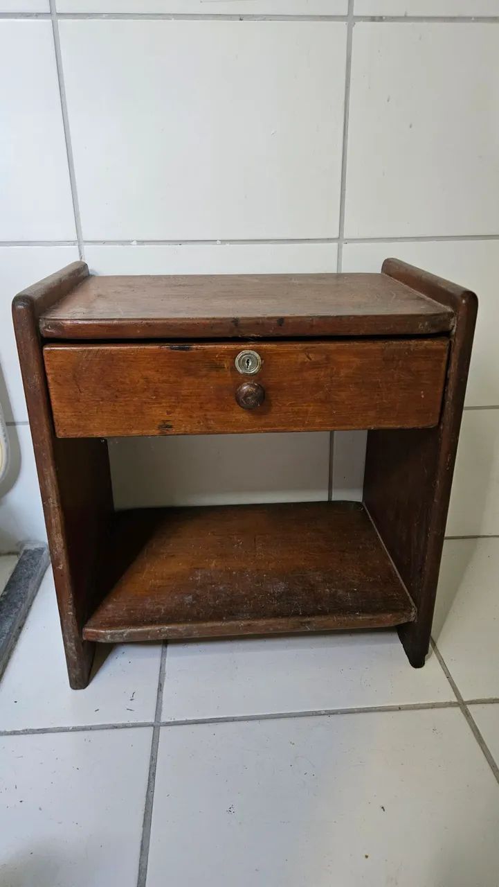 Mesa de cabeceira de madeira