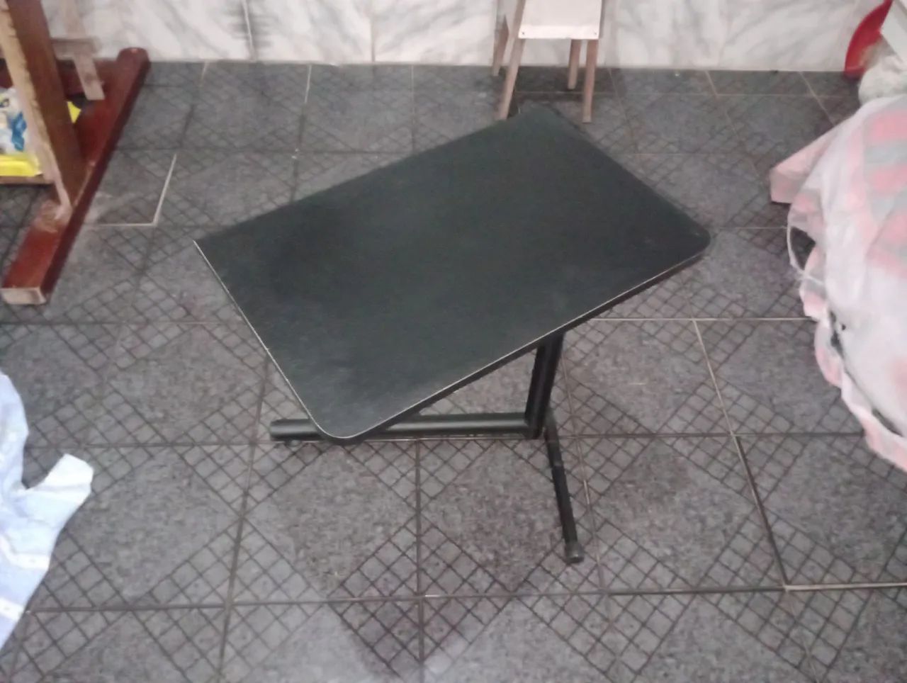 Vendo mesa lateral multiuso para notebook, em estado de loja(Absolutamente zerada).