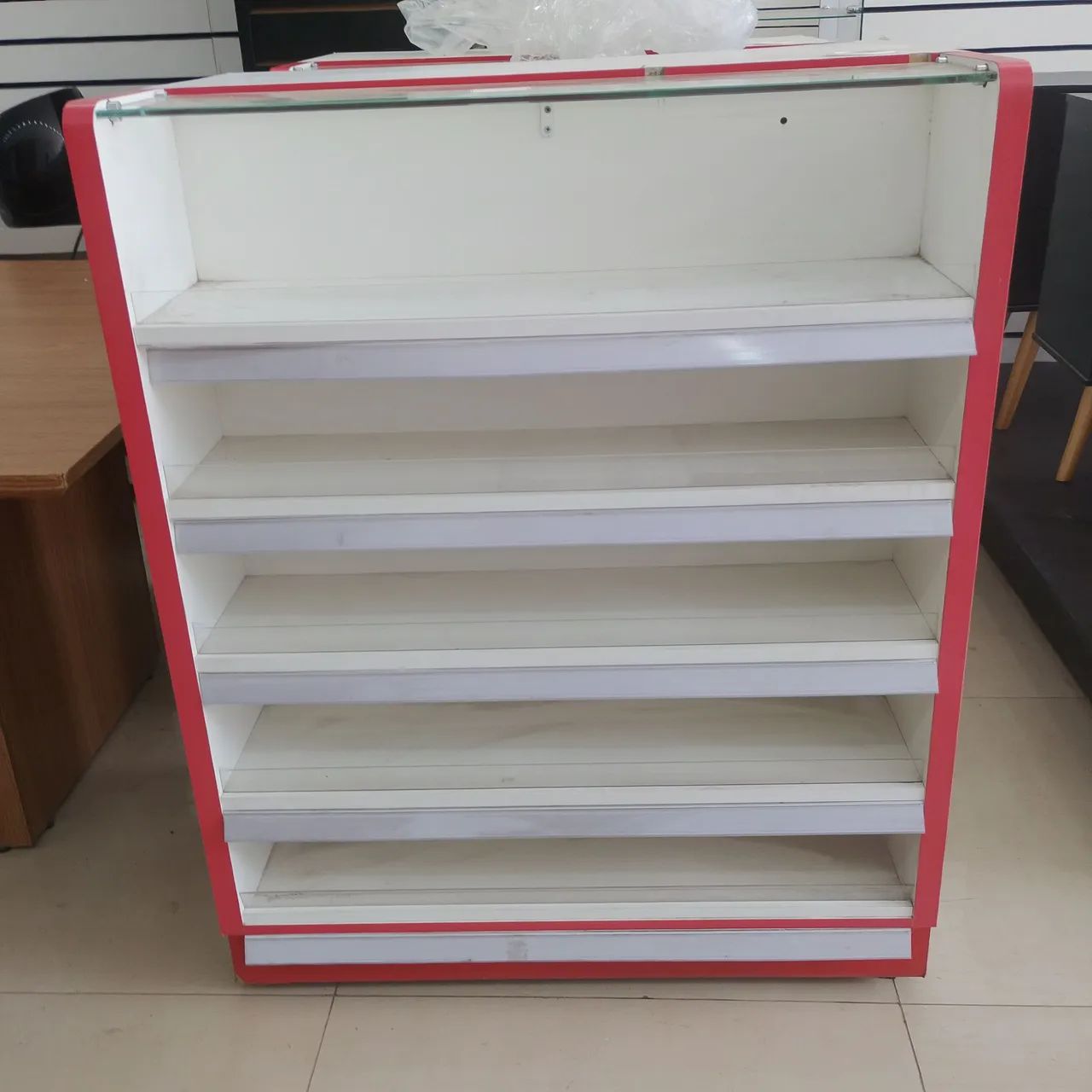 Balcão Vitrine Expositor 4 Prateleiras de Vidro Branco e Vermelho