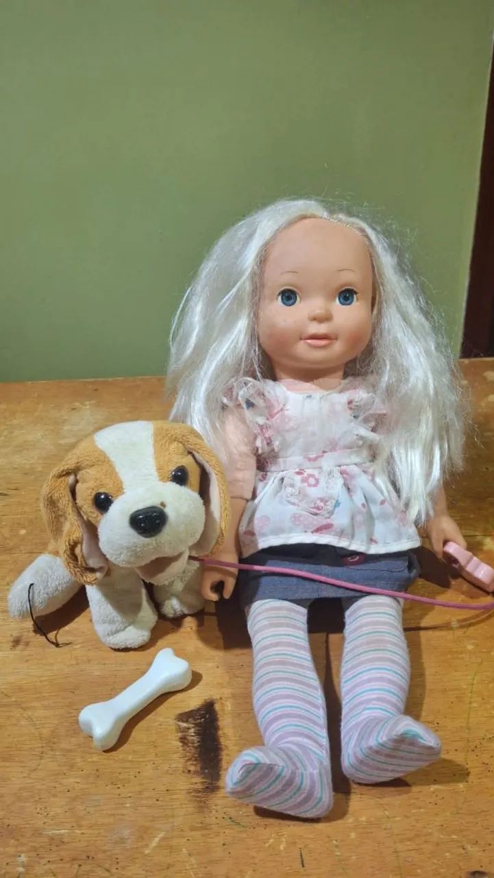 Boneca com cachorrinho de pelúcia 