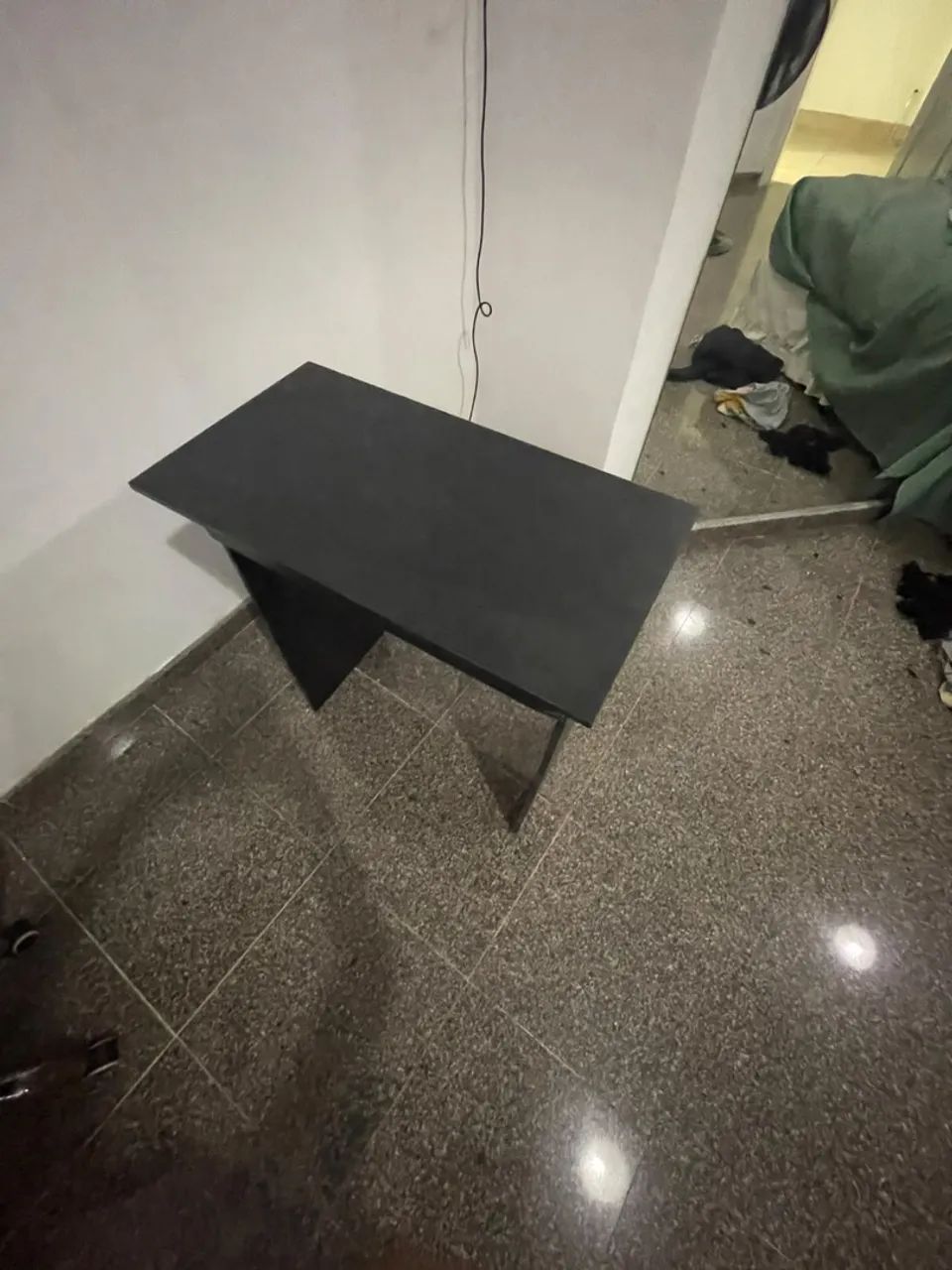 Mesa Escrivaninha Compacta Preta para Estudos e Home Office / Notebook - Foto 4