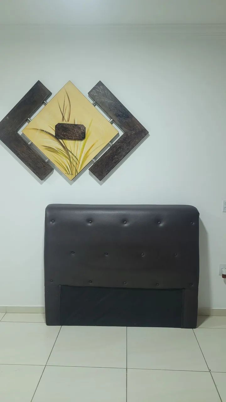 Cabeceira de Cama Estofada Marrom com Detalhes - Foto 2