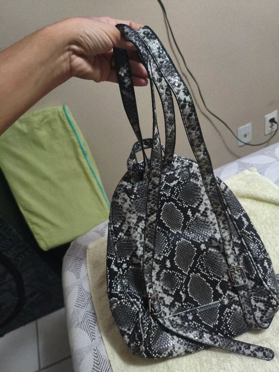 Bolsa de costas couro de cobra. - Foto 3