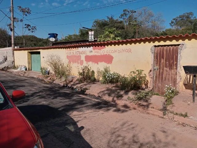 DUAS CASAS À VENDA - COM ÁGUA NOS FUNDOS 