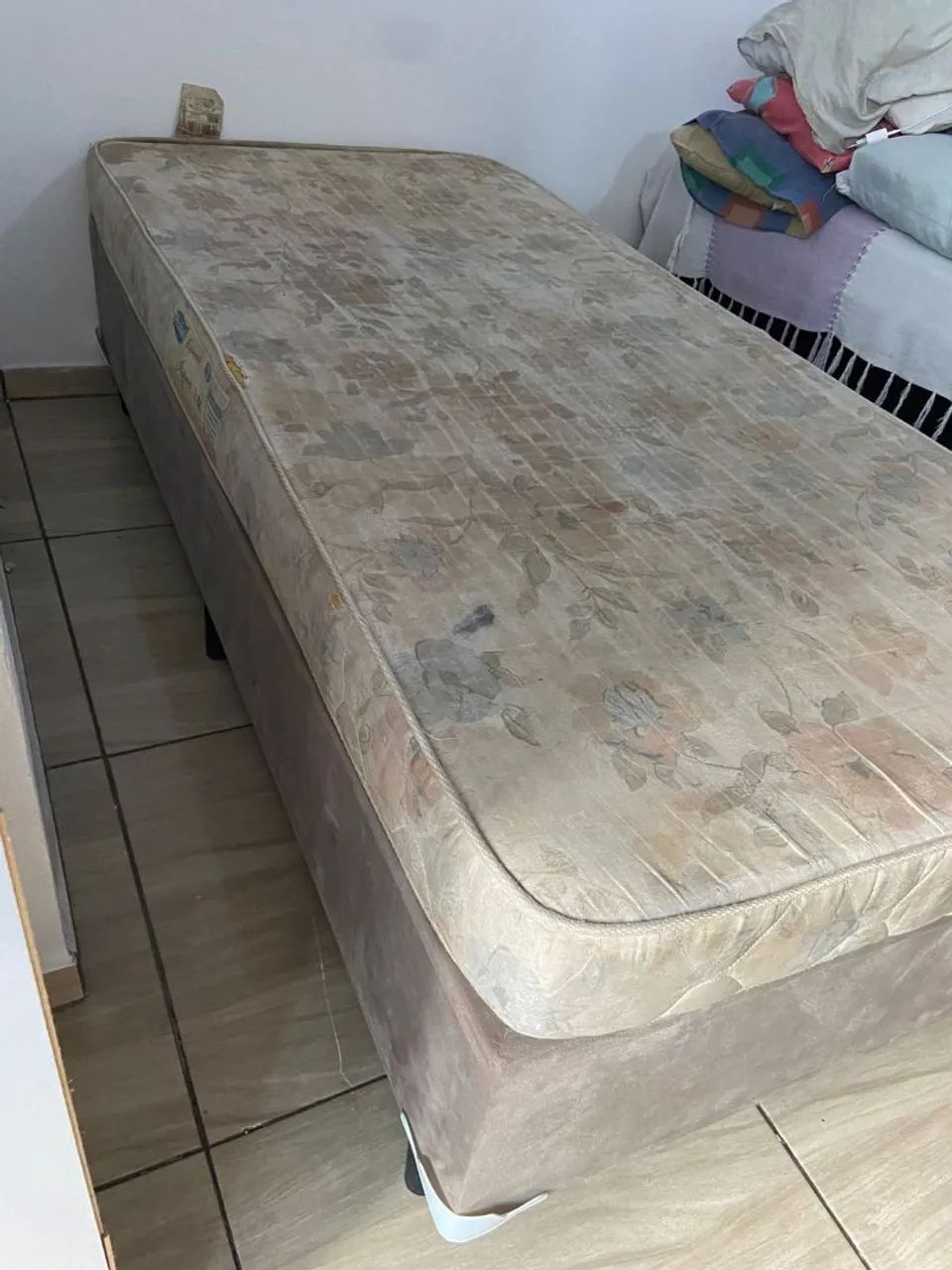 Cama de solteiro em ótimo estado