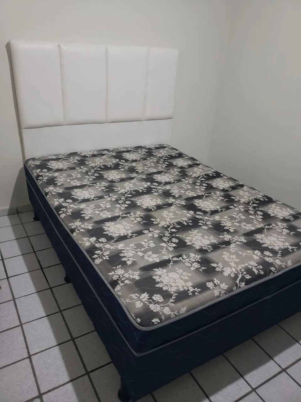 Cama Box de casal acoplada c/ cabeceira almofadada