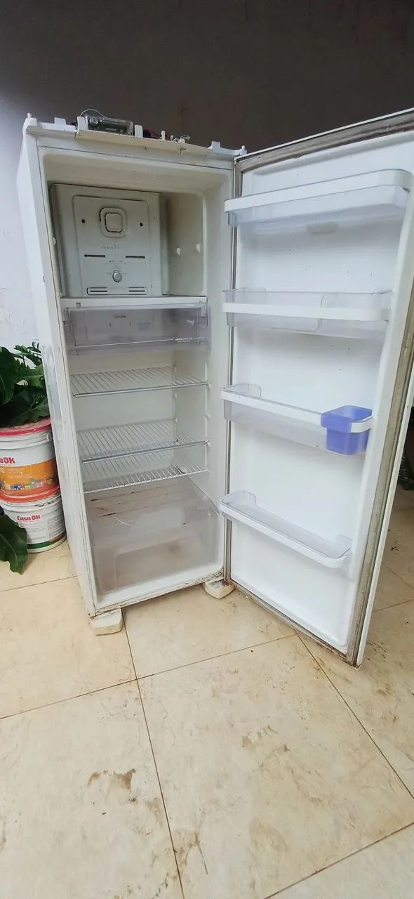 Vendo geladeira Eletrolux com defeito  - Foto 2