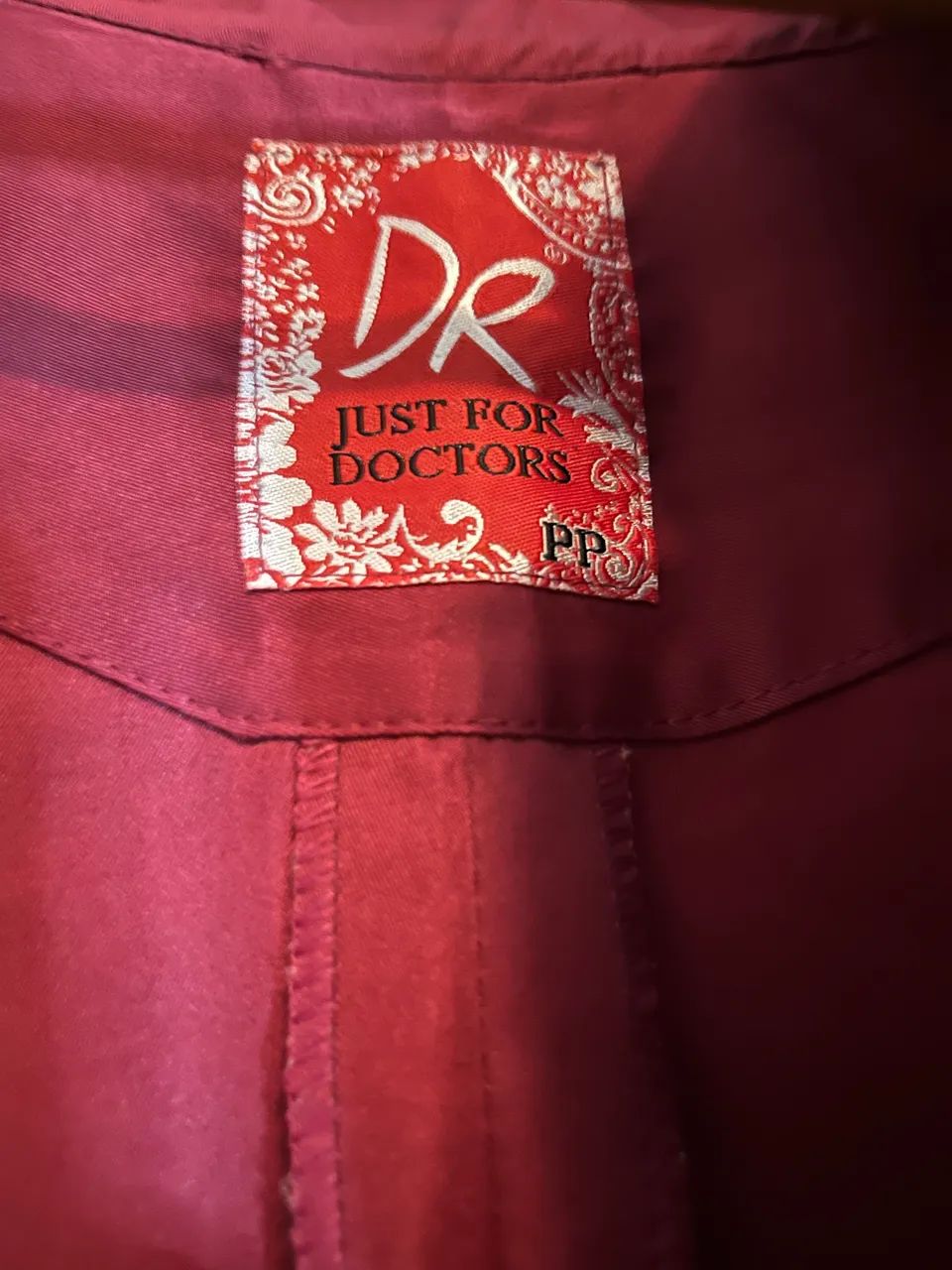 Jaleco Feminino Vinho Just For Doctors  - Foto 5