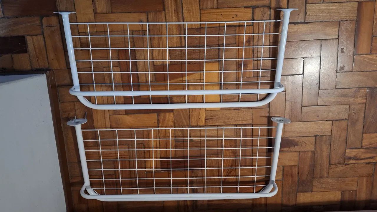 Arara de parede com tela