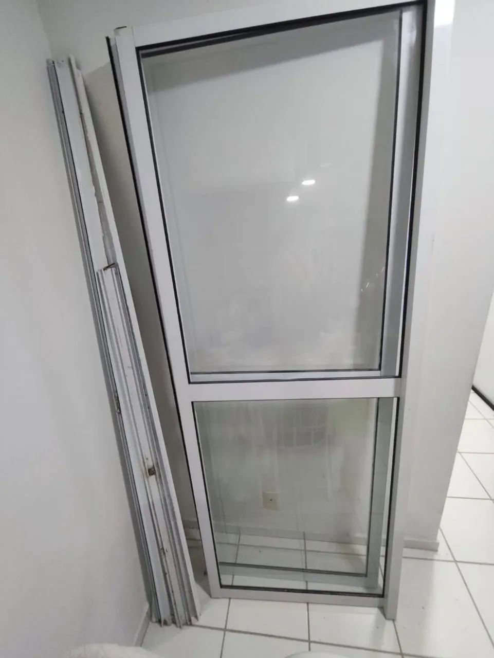 Porta janela de alumínio com vidro usada - Foto 2