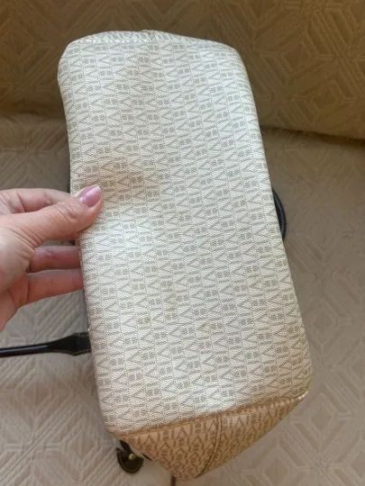 BOLSA BEGE E PRETA VICTOR HUGO - Foto 4