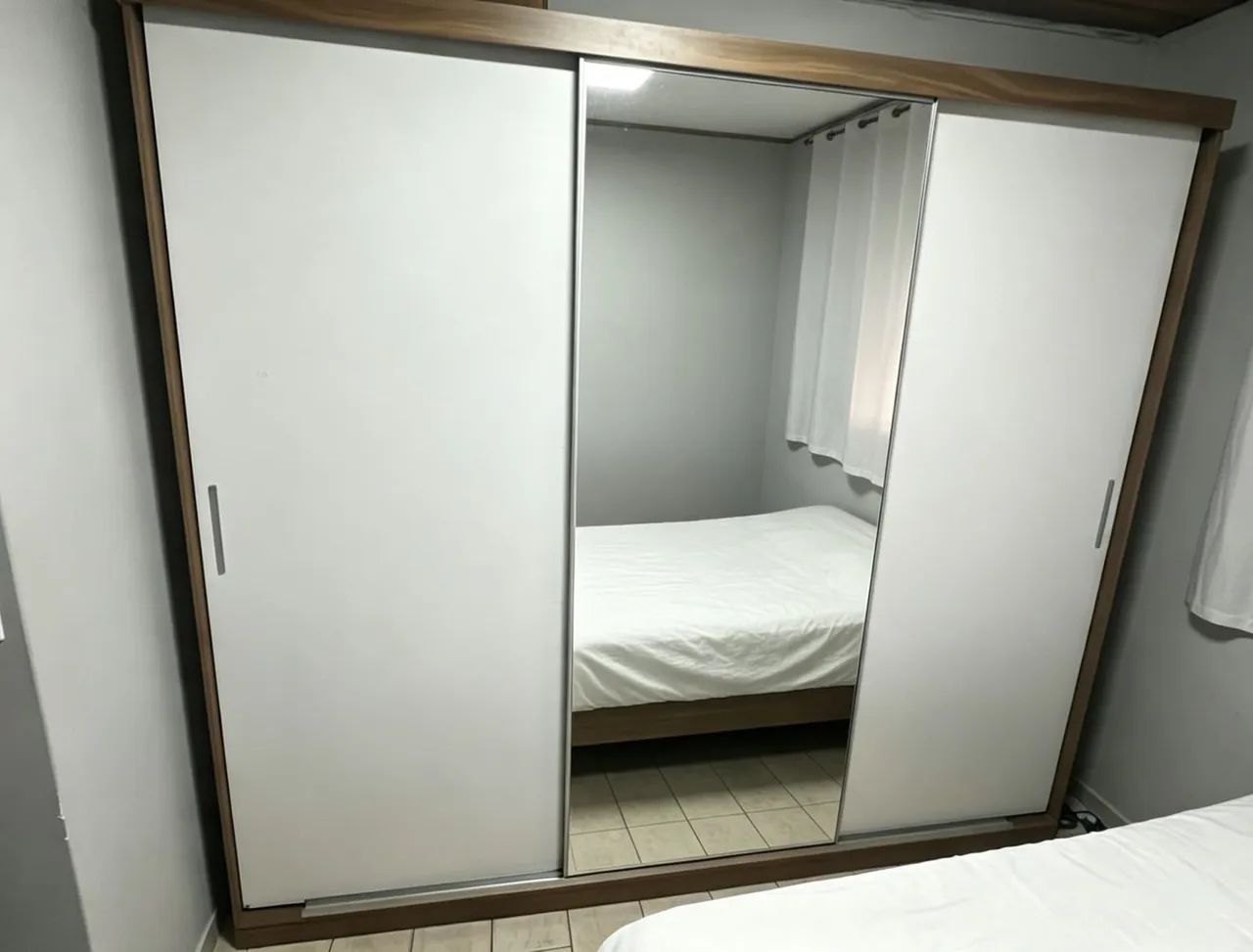 Vendo 2 Guarda roupa 