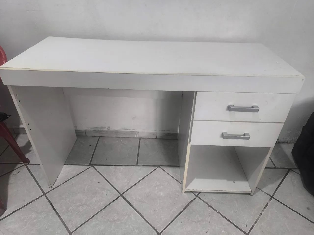 Mesa de escritório compacta com 2 gavetas