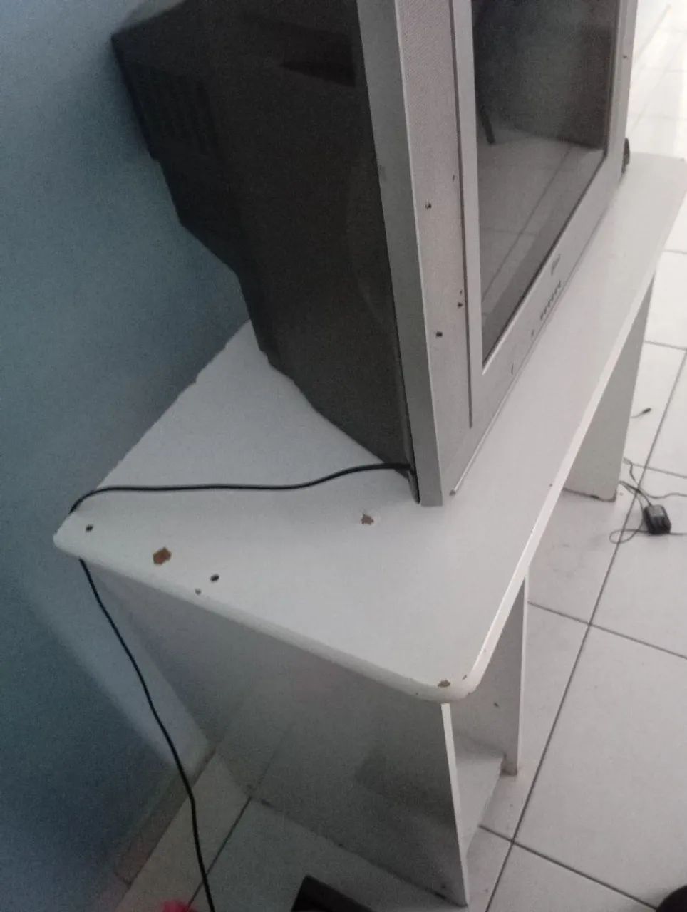 Vendo tv 29 antiga funcionando e mais uma mesa de computador 