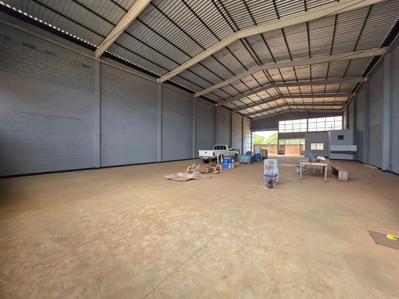 Galpão Novo Frente para Avenida 600m² - Centro
