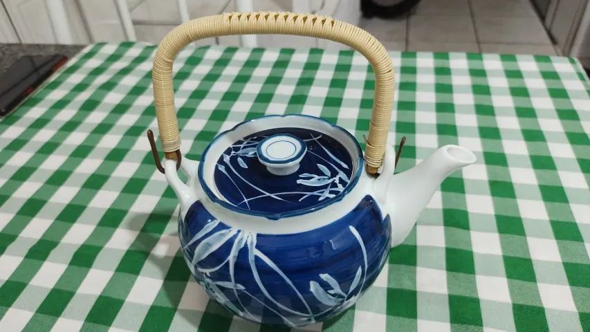 Bule grande azul com estampa de bambu e alça de bambu