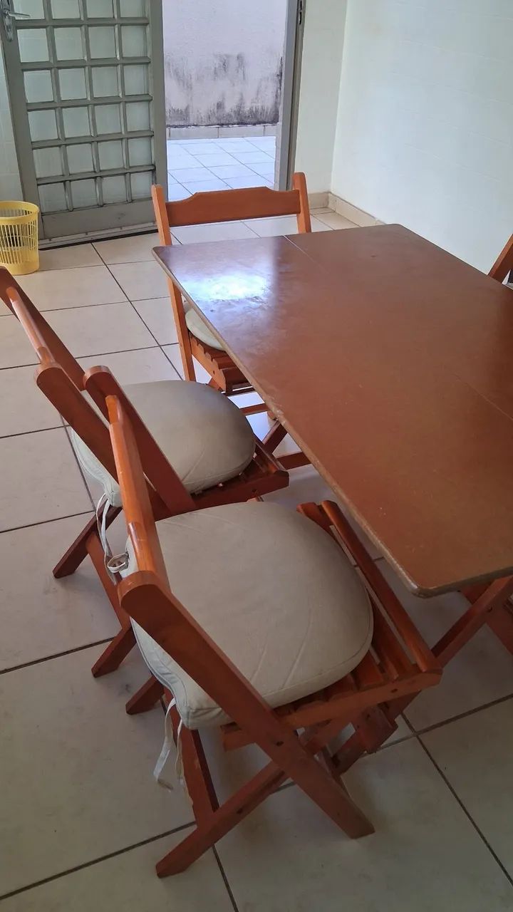 Mesa de madeira com 5 cadeiras  - Foto 4