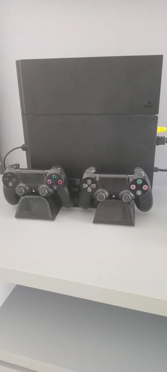Playstation 4 + Base Carregadora 