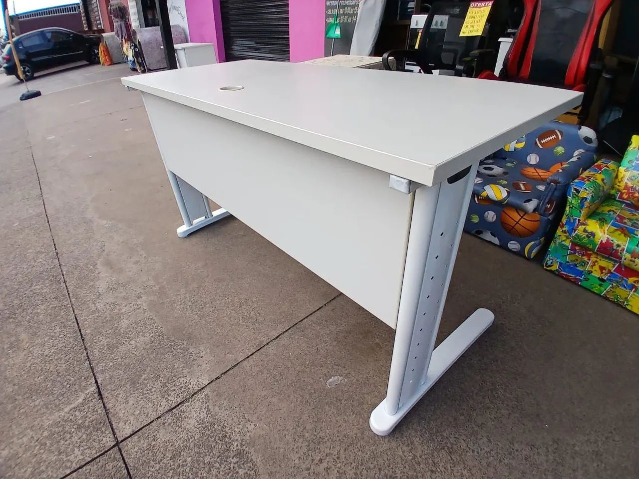 Mesa de escritório reforçada sem gaveta semi-nova conservada  - Foto 3