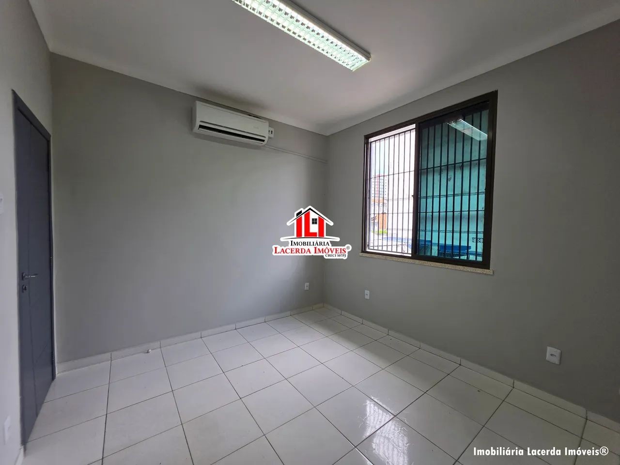 Prédio Comercial 525m² com 9 Salas e Estacionamento para 8 Carros no Centro, Terreno Com 4 - Foto 4