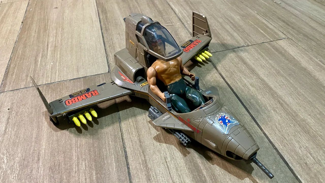 Avião SkyWolf + boneco Rambo - Glasslite, anos 80 - Foto 3