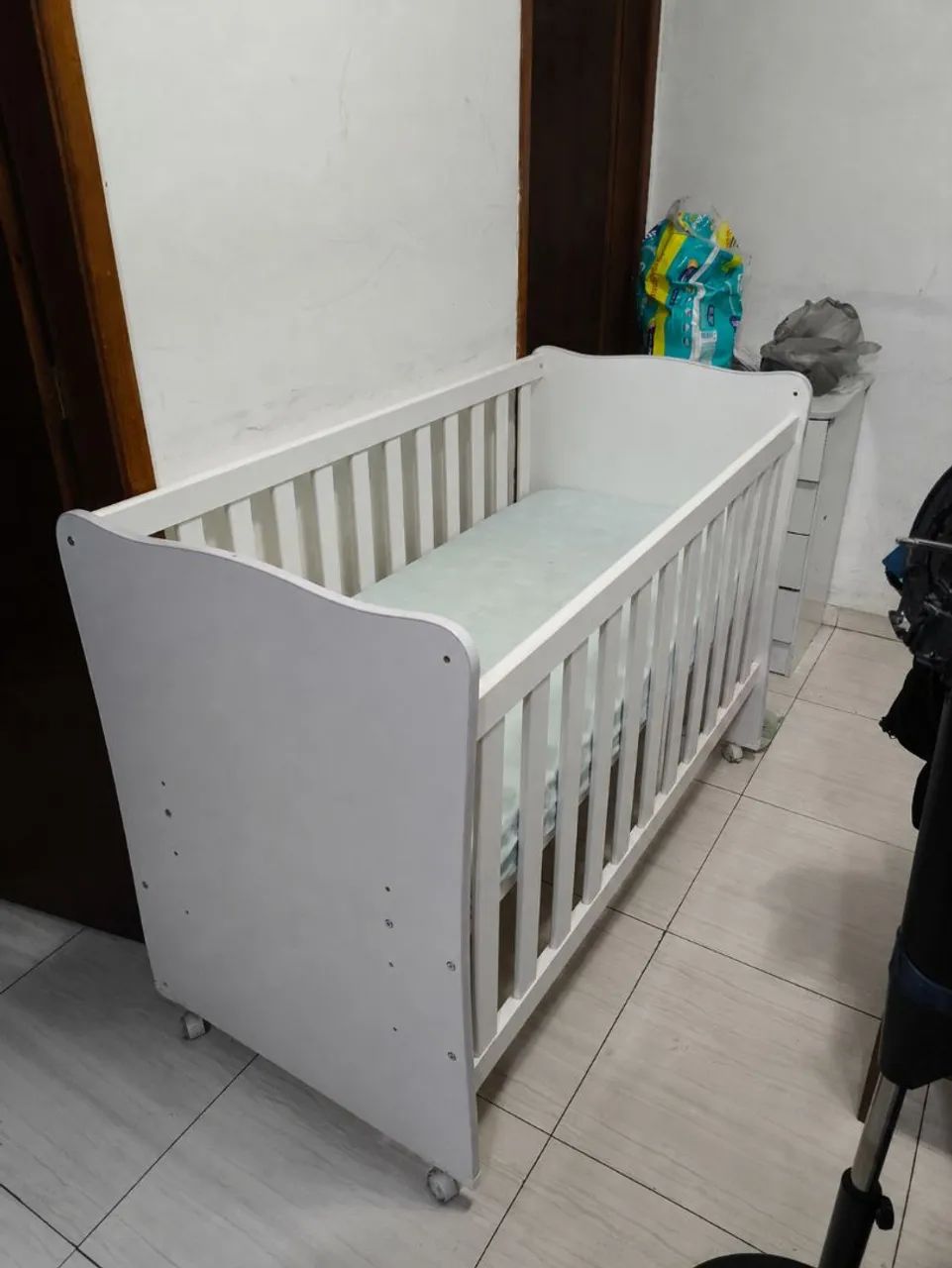Berço de Bebê Branco com colchão<br> 