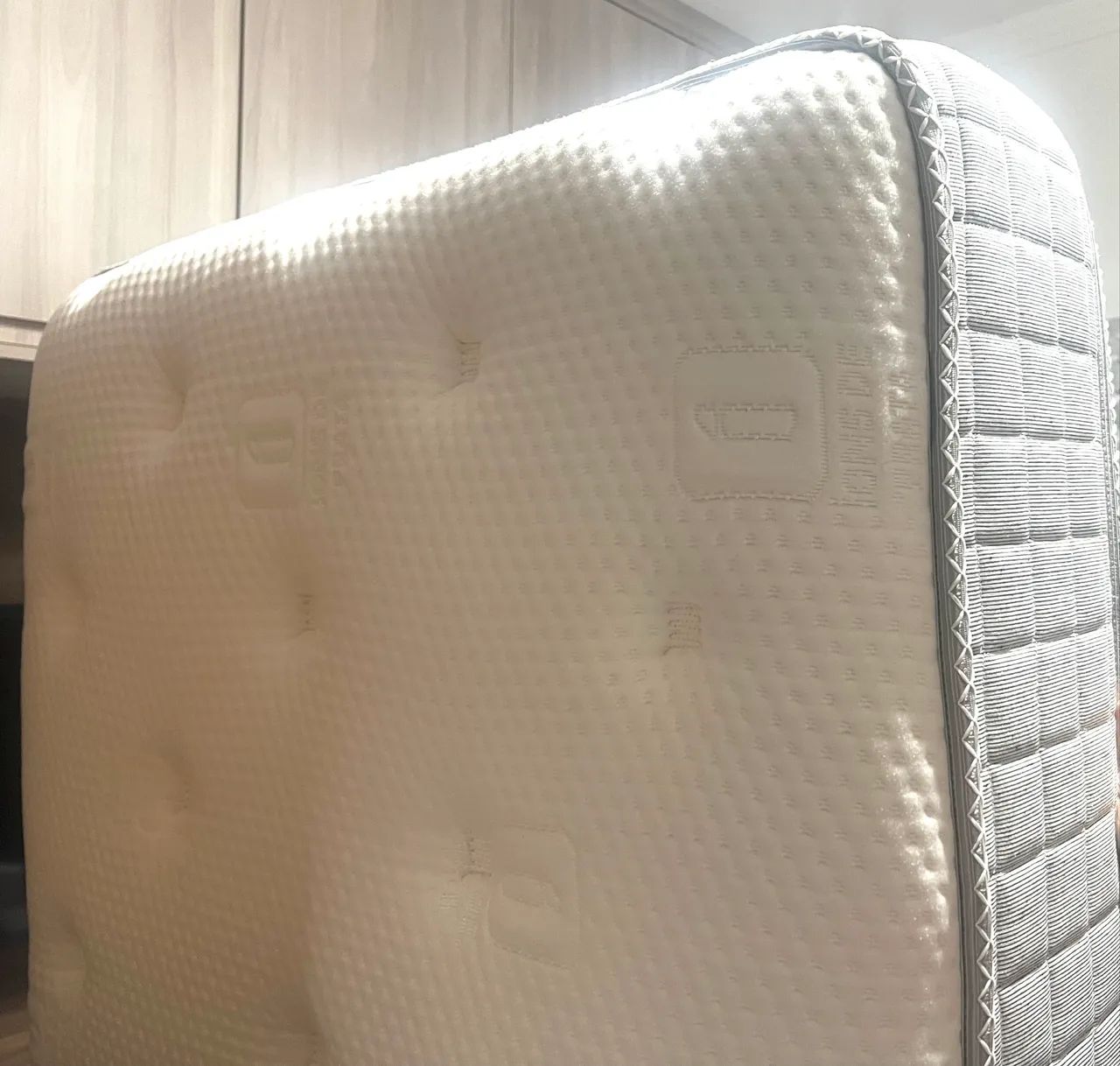 Linda cama Box com colchão e cabeceira 