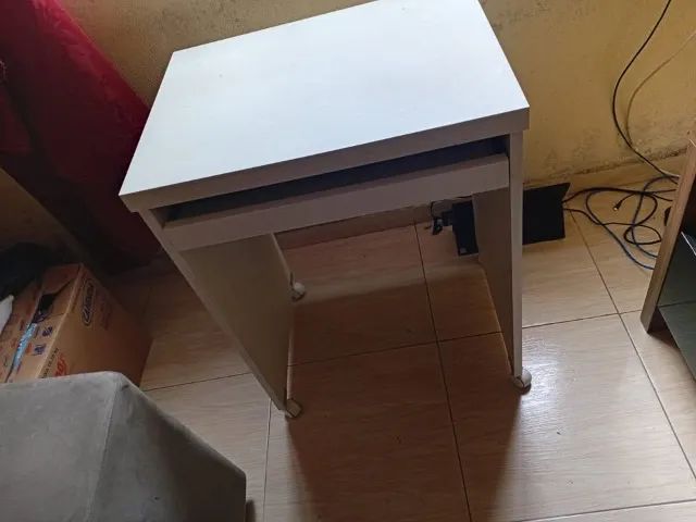 Mesa de Computador Compacta Branca com Bandeja Retrátil e Rodízios - Foto 2