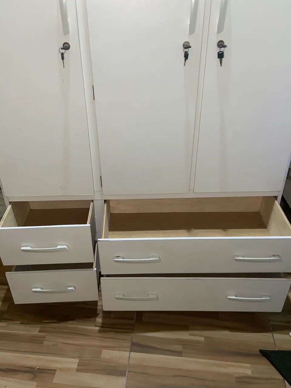 GUARDA-ROUPA 3 PORTAS E 4 GAVETAS - Foto 5