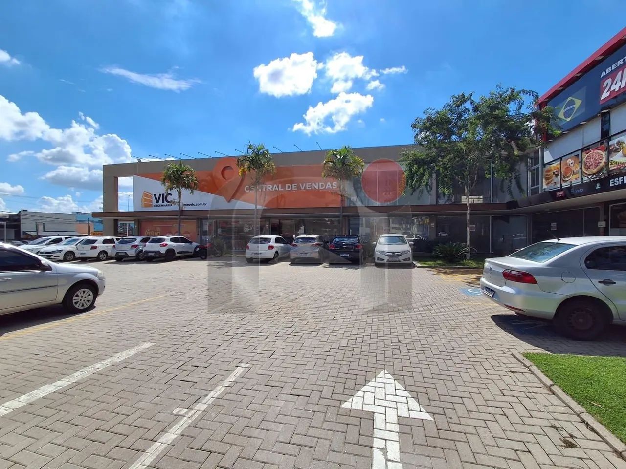 SALÃO DENTRO DE ÁREA COMERCIAL EM LOCALIZAÇÃO PRIVILEGIADA