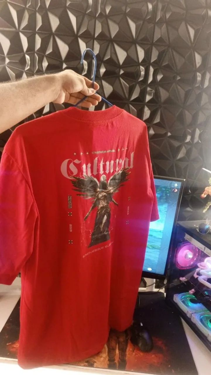 Camiseta Cultural Vermelha - Nova | R$ 70
