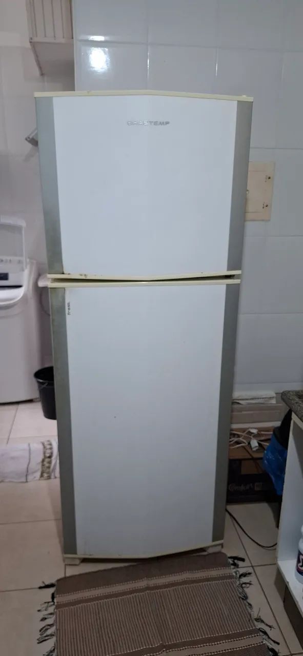 Geladeira (Gela somente em cima)