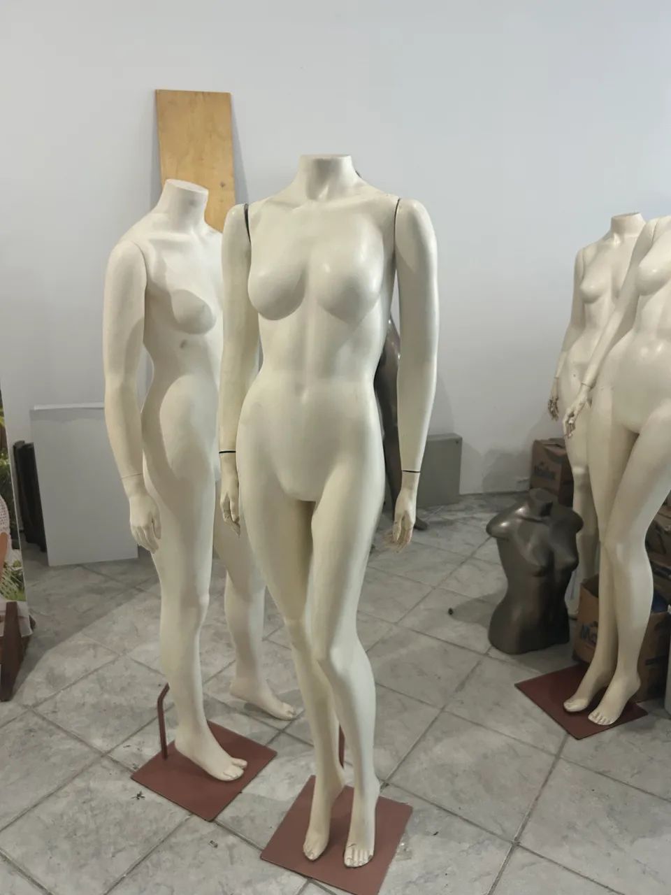 Manequim Feminino Corpo Inteiro com Base - Ótimo Estado - Foto 2
