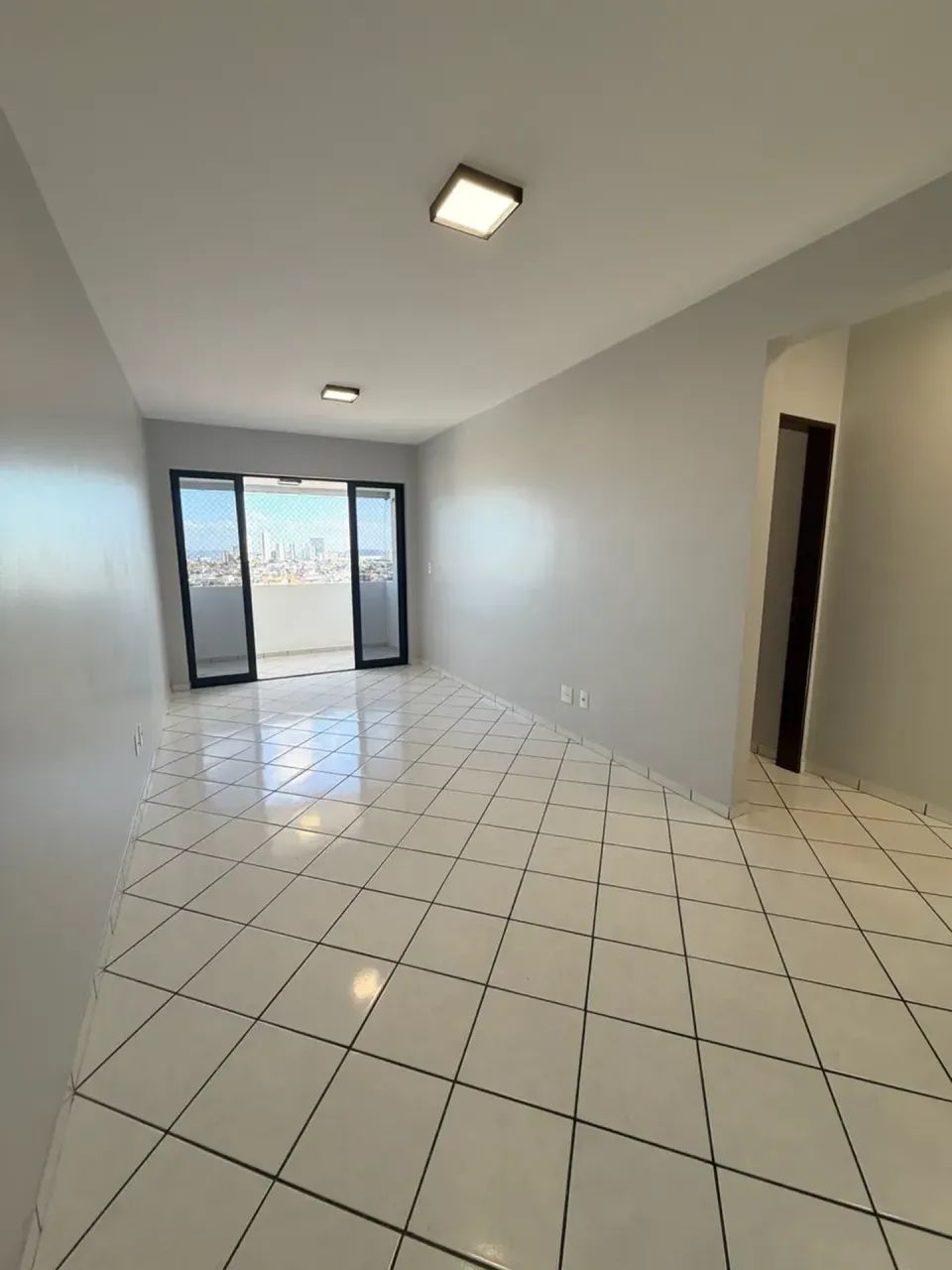 Apartamento com 95 metros ( 3 quartos e dependencia de empregada)